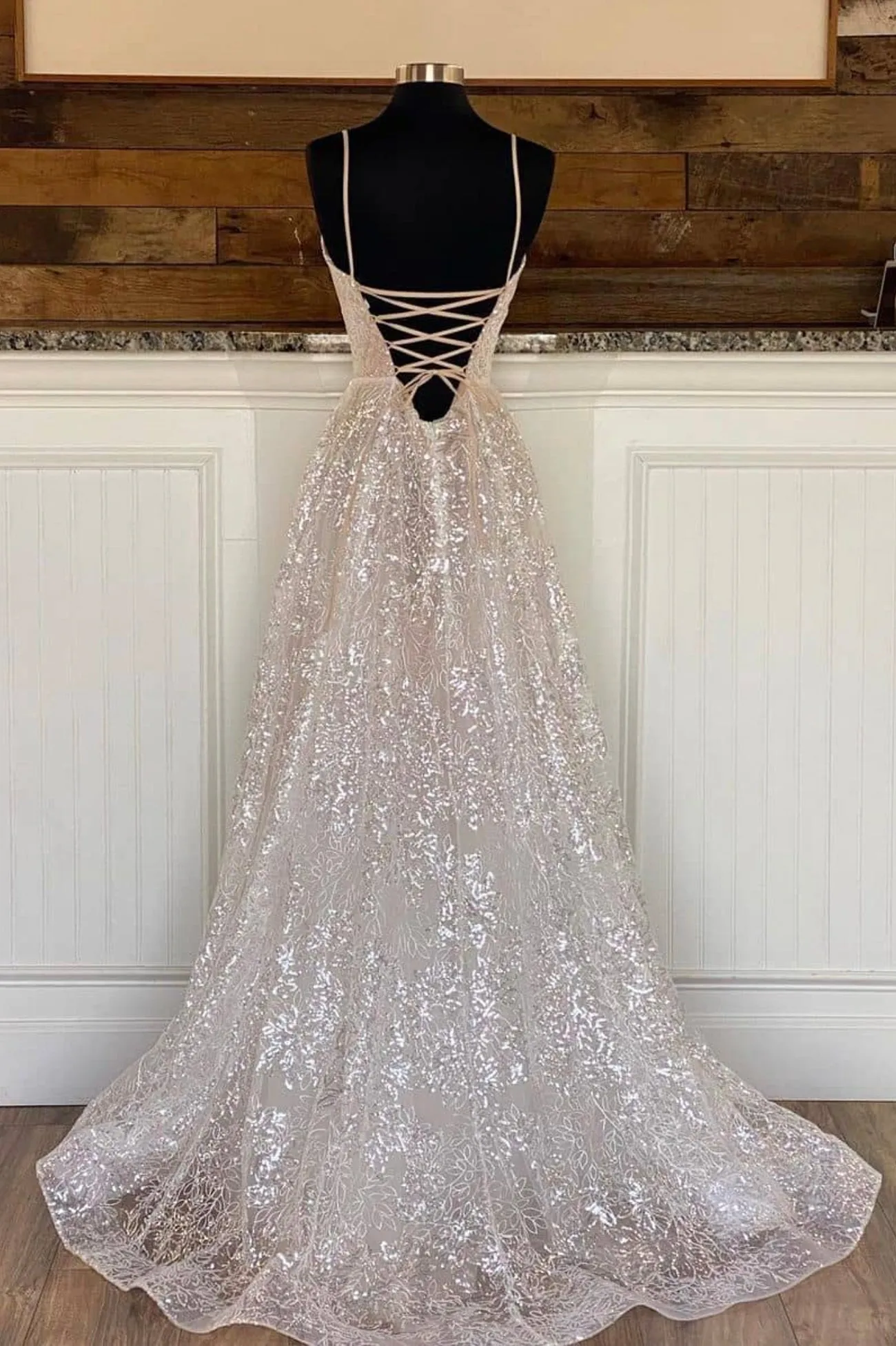 A-Line Tulle Sequins Long Prom Dresses Spaghetti Straps V-Neck Evening Dresses