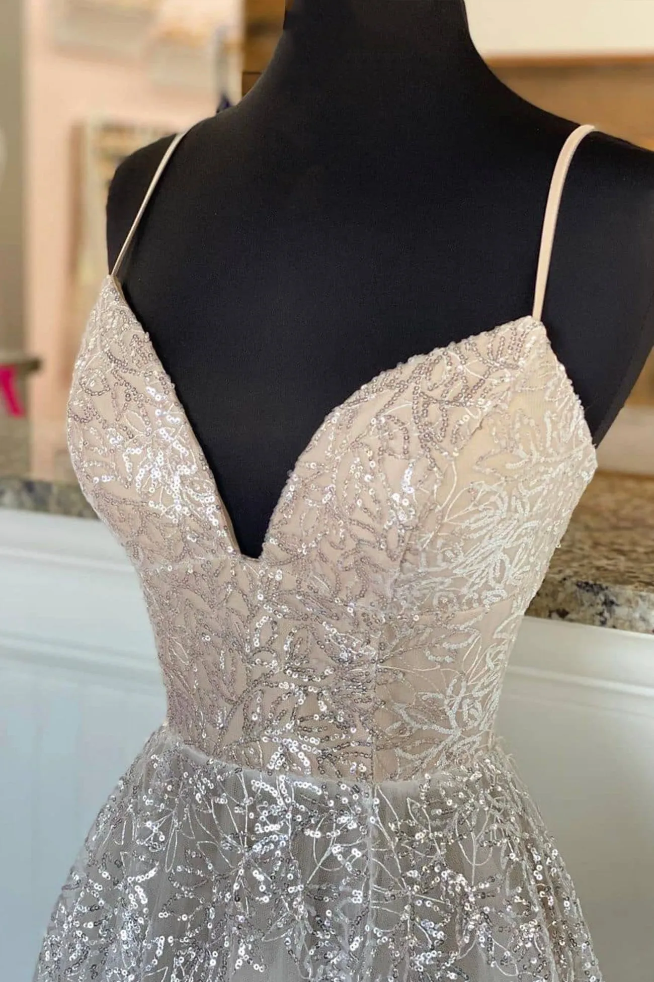 A-Line Tulle Sequins Long Prom Dresses Spaghetti Straps V-Neck Evening Dresses