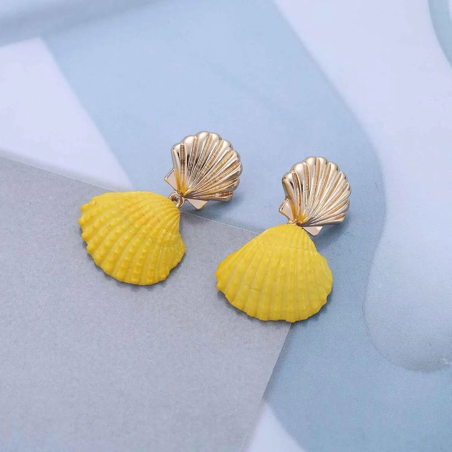 Bohemian Shell Drop Earrings Gold Metal Clam Shell Earrings Enamel Cowrie Shell Dangle Earrings Minimalist Seashell Earrings Jewelry for Women(White)