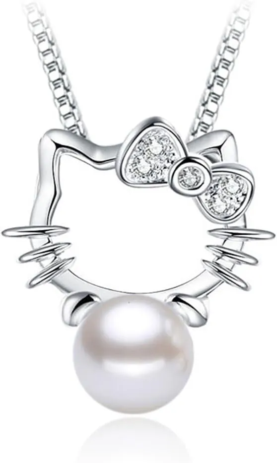 Elegant Pearl Pendant Necklace Showcases Playful Dynamic Accessories