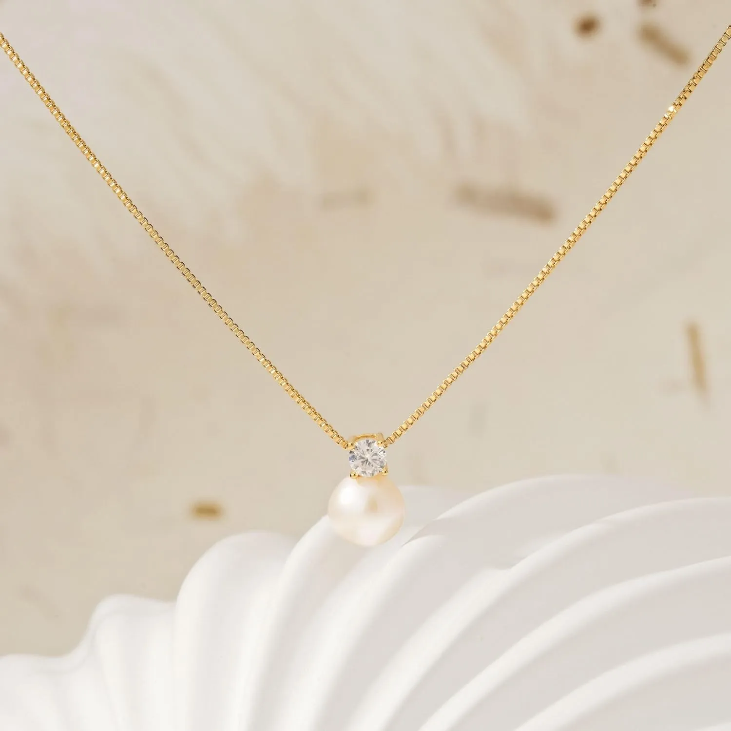 Pearl Necklaces for Women Dainty 14K Gold/Silver Plated Layered Pearl Necklace Simple Pearl Choker Necklaces Cute Single White Pearl Necklace Teen Gift Trendy Stuff Bridesmaid Gifts Wedding Jewelry
