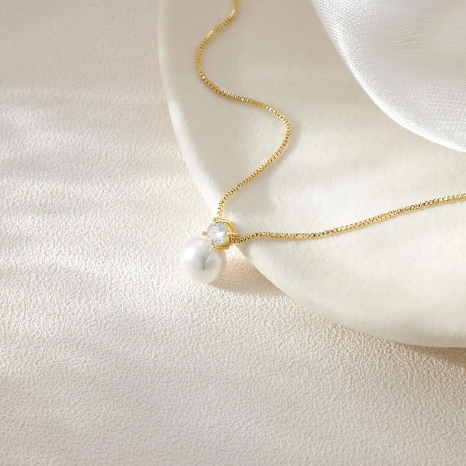 Pearl Necklaces for Women Dainty 14K Gold/Silver Plated Layered Pearl Necklace Simple Pearl Choker Necklaces Cute Single White Pearl Necklace Teen Gift Trendy Stuff Bridesmaid Gifts Wedding Jewelry