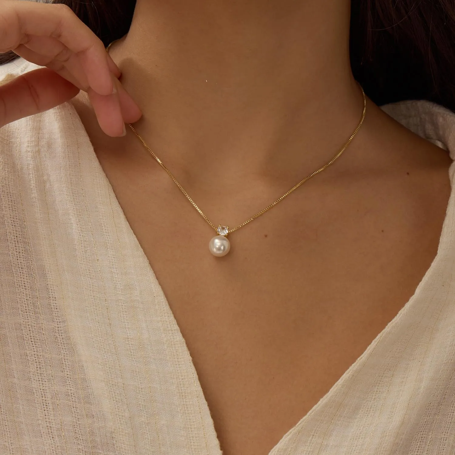 Pearl Necklaces for Women Dainty 14K Gold/Silver Plated Layered Pearl Necklace Simple Pearl Choker Necklaces Cute Single White Pearl Necklace Teen Gift Trendy Stuff Bridesmaid Gifts Wedding Jewelry