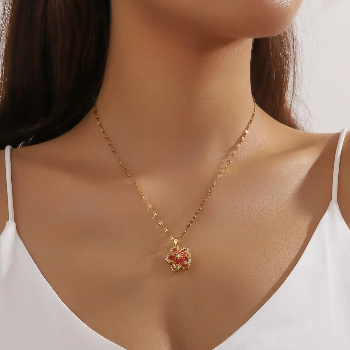 Rotatable Crystal Flower Pendant Necklace for Women Rhinestone Charm Pendant Floral Design Link Chain Necklaces Trendy Exquisite Matching Jewelry
