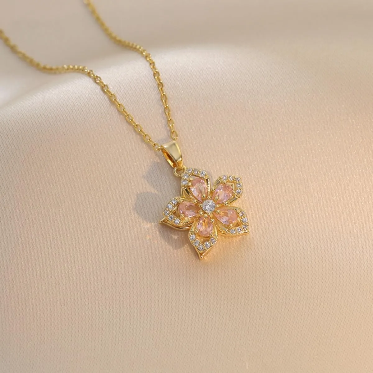 Rotatable Crystal Flower Pendant Necklace for Women Rhinestone Charm Pendant Floral Design Link Chain Necklaces Trendy Exquisite Matching Jewelry