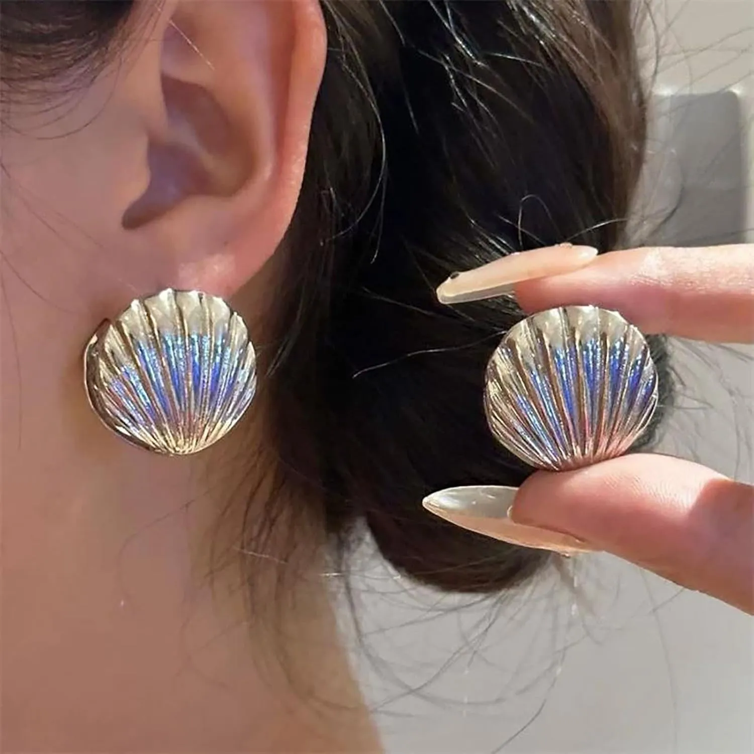 Vintage Shell Huggie Hoop Earrings Gold Scallop Stud Minimal Scallop Earrings Sea Shell Stud Jewelry for Women