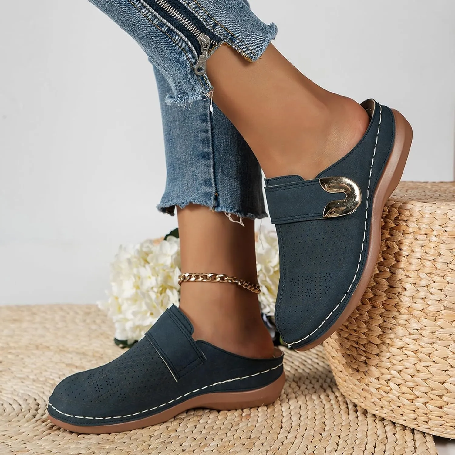 Womens Closed Toe Mules Plus Size Hollow Out Slides Sandals Summer Lightweight Slip on Sandals Casual Fashion Orthopedic Walking Shoes Comfortable Breathable Clogs with Arch Support