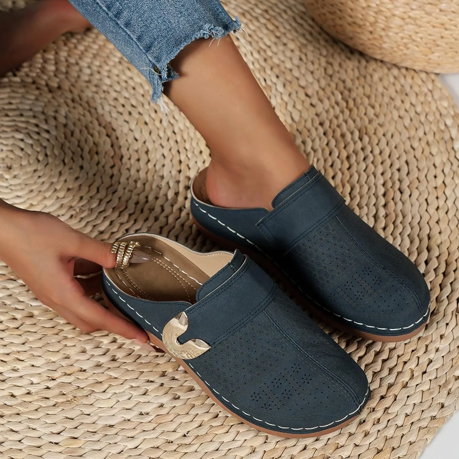 Womens Closed Toe Mules Plus Size Hollow Out Slides Sandals Summer Lightweight Slip on Sandals Casual Fashion Orthopedic Walking Shoes Comfortable Breathable Clogs with Arch Support